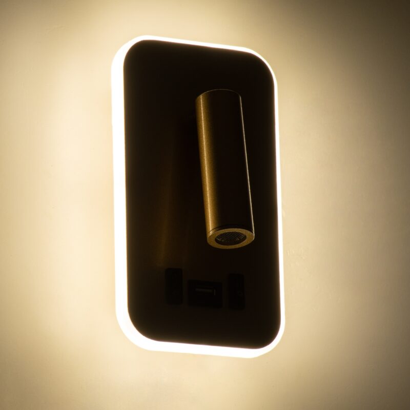 GloboStar® LADY-O 61366 Μοντέρνο Φωτιστικό Τοίχου – Απλίκα Ξενοδοχείου Bed Side LED 10W 1000lm 36° & 360° AC 220-240V – Reading Light & 360° Κρυφός Φωτισμός – Φορτιστής USB 3A – Μ10.5 x Π10 x Υ18.5cm – Φυσικό Λευκό 4500K – Χρυσό Βούρτσας