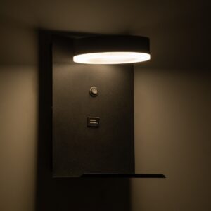 GloboStar® CROWN 61370 Μοντέρνο Φωτιστικό Τοίχου – Απλίκα Ξενοδοχείου Bed Side LED 5W 550lm 120° AC 220-240V – Reading Light – Φορτιστής USB 3A – Μ15 x Π15 x Υ23cm – Φυσικό Λευκό 4500K – Μαύρο