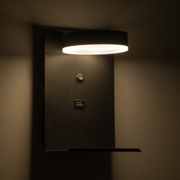 GloboStar® CROWN 61370 Μοντέρνο Φωτιστικό Τοίχου – Απλίκα Ξενοδοχείου Bed Side LED 5W 550lm 120° AC 220-240V – Reading Light – Φορτιστής USB 3A – Μ15 x Π15 x Υ23cm – Φυσικό Λευκό 4500K – Μαύρο