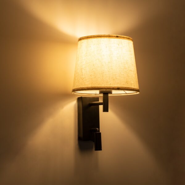 GloboStar® ROULETTE-R 61381 Μοντέρνο Φωτιστικό Τοίχου – Απλίκα Ξενοδοχείου Bed Side LED 3W 360lm & 1 x E27 36° & 360° AC 220-240V – Reading Up/Down Light – Φορτιστής USB 3A – Μ22 x Π23.5 x Υ37cm – Φυσικό Λευκό 4500K – Καφέ με Μπεζ Καπέλο – Σετ 2 Τεμαχίων