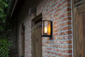 Lutec Flair Επιτοίχιο Φωτιστικό Φαναράκι Εξωτερικού Χώρου E27 Wood Effect Μαύρο ΙP44  – 5288814012