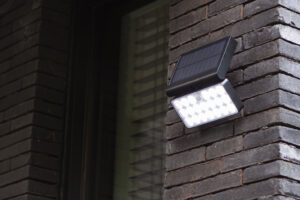 Lutec Tuda Ηλιακό Φωτιστικό Τοίχου Με Ανιχνευτή Κίνησης Μαύρου Χρώματος με απομακρυσμένη λειτουργία Connect LED Dimmable 1000lm 2700K-6500K IP44 – 6935501330