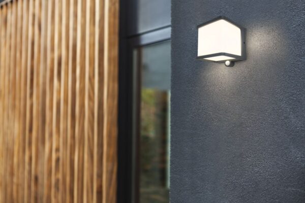 Lutec Doblo Επιτοίχιο Φωτιστικό Εξωτερικού Χώρου Ηλιακό Με Ανιχνευτή Κίνησης Σκούρο Γκρι Χρώμα LED 500lm 4000K Dimmable IP54 – 6940101125