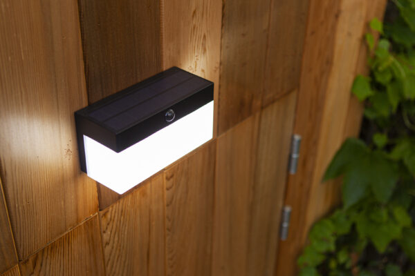 Lutec Fran Ηλιακό Φωτιστικό Τοίχου Με Ανιχνευτή Κίνησης Μαύρο Χρώμα απομακρυσμένη λειτουργία Connect LED Dimmable 800lm 2700K-6500K IP44 – 6941502330