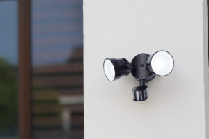 Lutec Shrimp Επιτοίχιος Προβολέας Εξωτερικού Χώρου Με Ανιχνευτή Κίνησης Μαύρου Χρώματος LED 1360lm 5000K IP54 – 7622104330