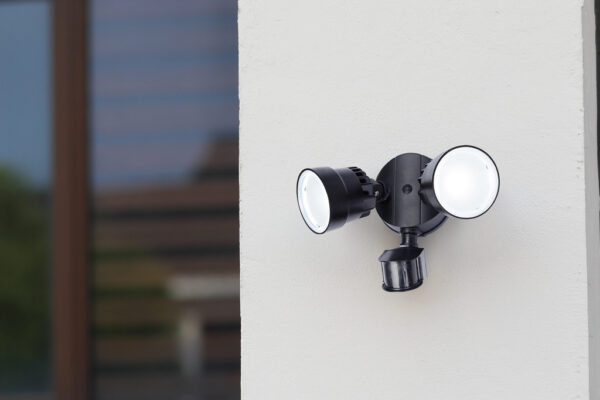 Lutec Shrimp Επιτοίχιος Προβολέας Εξωτερικού Χώρου Με Ανιχνευτή Κίνησης Μαύρου Χρώματος LED 1360lm 5000K IP54 – 7622104330