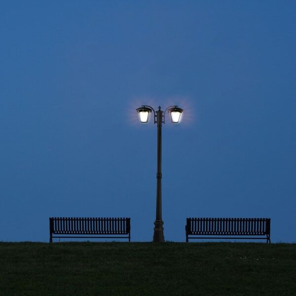 Δίφωτο φωτιστικό εξωτερικού χώρου με μεταλλική βάση και κλασικό σχεδιασμό, φωτίζει ιδανικά κήπους και πάρκα.