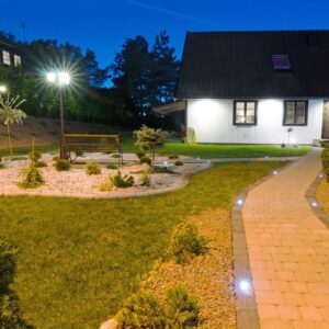 Φωτιστικά εξωτερικού χώρου, ενεργειακά αποδοτικά, φωτίζουν μονοπάτια και αυλές, δημιουργώντας ατμόσφαιρα στον κήπο.