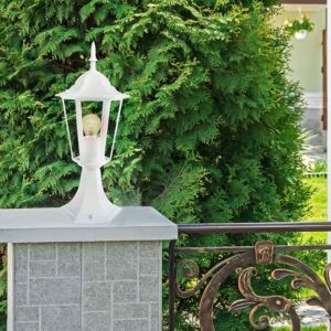 Λευκός κλασικός φανός εξωτερικού χώρου σε πέτρινη βάση, ιδανικός για κήπους και αυλές.