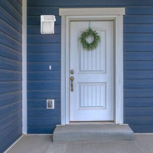 Λευκός ανεμιστήρας τοίχου εξωτερικού χώρου, κατάλληλος για είσοδο σπιτιού, ανθεκτικός στις καιρικές συνθήκες.