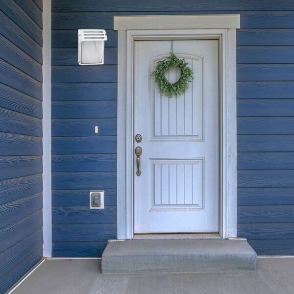 Λευκός ανεμιστήρας τοίχου εξωτερικού χώρου, κατάλληλος για είσοδο σπιτιού, ανθεκτικός στις καιρικές συνθήκες.