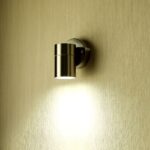 Τοίχων φωτιστικό LED από ατσάλι, μοντέρνας σχεδίασης, για έμφαση σε χώρους διαβίωσης ή επαγγελματικά δωμάτια.