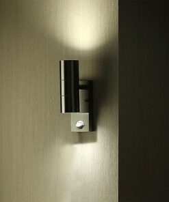 Ανοξείδωτο φωτιστικό τοίχου με μοντέρνο σχεδιασμό, ιδανικό για εσωτερικούς χώρους, δίνει κατευθυνόμενο φωτισμό.