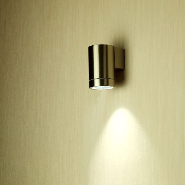Απλίκα τοίχου LED κυλινδρικού σχεδιασμού, μεταλλική κατασκευή, ιδανική για εσωτερικό φωτισμό.