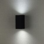 Μαύρο απλίκα LED διπλής κατεύθυνσης, μοντέρνος σχεδιασμός, ιδανικό για εσωτερικό φωτισμό τοίχου.