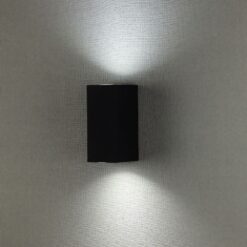 Μαύρο απλίκα LED διπλής κατεύθυνσης, μοντέρνος σχεδιασμός, ιδανικό για εσωτερικό φωτισμό τοίχου.