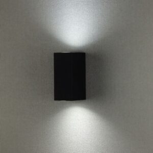 Μαύρο απλίκα LED διπλής κατεύθυνσης, μοντέρνος σχεδιασμός, ιδανικό για εσωτερικό φωτισμό τοίχου.