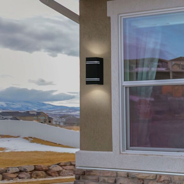 Εξωτερικό φωτιστικό τοίχου μοντέρνου σχεδιασμού, μαύρο, διπλής εκπομπής φωτός. Ιδανικό για πρόσοψη σπιτιού.