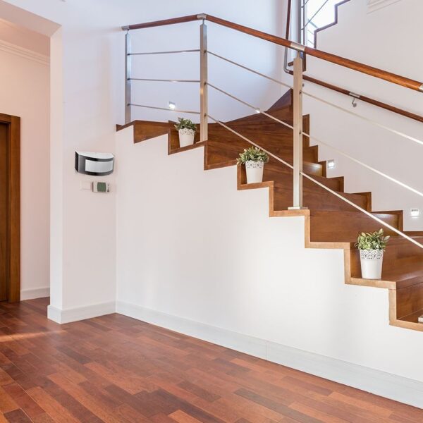 Συσκευή για εντομοαπωθητική προστασία τοίχου με κομψό σχεδιασμό. Ιδανική για οικιακή χρήση σε σκάλες.