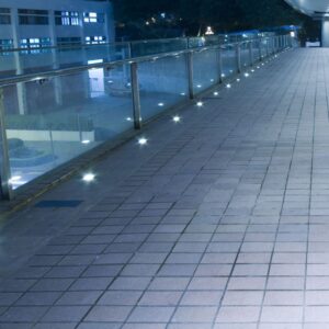 Εξωτερικός φωτισμός LED ενσωματωμένος στο δάπεδο, ιδανικός για πεζοδρόμια και διαδρόμους. Ενεργειακά αποδοτικός.