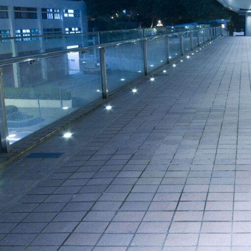 Εξωτερικός φωτισμός LED ενσωματωμένος στο δάπεδο, ιδανικός για πεζοδρόμια και διαδρόμους. Ενεργειακά αποδοτικός.