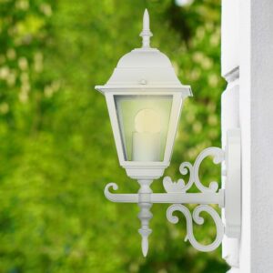 Λευκός κλασικός εξωτερικός απλίκα φαναριού, ιδανικός για κήπο ή αυλή, με σχεδιασμό vintage.
