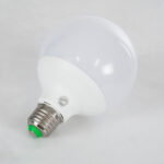 GloboStar® 76071 Λάμπα LED E27 G95 Γλόμπος 12W 780lm 260° AC 220-240V IP20 Φ9.5 x Υ14cm – Εναλλαγή Φωτισμού μέσω Τηλεχειριστηρίου – Πολύχρωμο RGB+WW – 2 Years Warranty