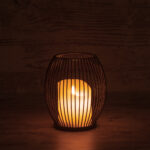 GloboStar® CANDLE 76495 Διακοσμητικό Realistic Κερί με LED Εφέ Κινούμενης Φλόγας – Μπαταρίας 2 x AA (Δεν Συμπεριλαμβάνονται) & Ασύρματο Χειριστήριο IR Θερμό Λευκό 2700K Dimmable Μαύρο Φ14 x Υ16cm