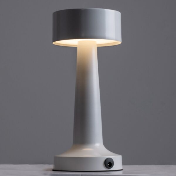 GloboStar® BELLA 76502 Μοντέρνο Επιτραπέζιο Φωτιστικό Πορτατίφ LED 1.5W 105lm 120° DC 5V Επαναφορτιζόμενο με Μπαταρία Li-ion 1800mAh – Διακόπτη Αφής με 3 Εντάσεις Φωτισμού Θερμό Λευκό 2700K Dimmable – Φ9 x 21cm – Λευκό