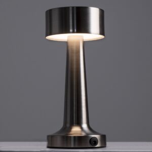 GloboStar® BELLA 76504 Μοντέρνο Επιτραπέζιο Φωτιστικό Πορτατίφ LED 1.5W 105lm 120° DC 5V Επαναφορτιζόμενο με Μπαταρία Li-ion 1800mAh – Διακόπτη Αφής με 3 Εντάσεις Φωτισμού Θερμό Λευκό 2700K Dimmable – Φ9 x 21cm – Ασημί
