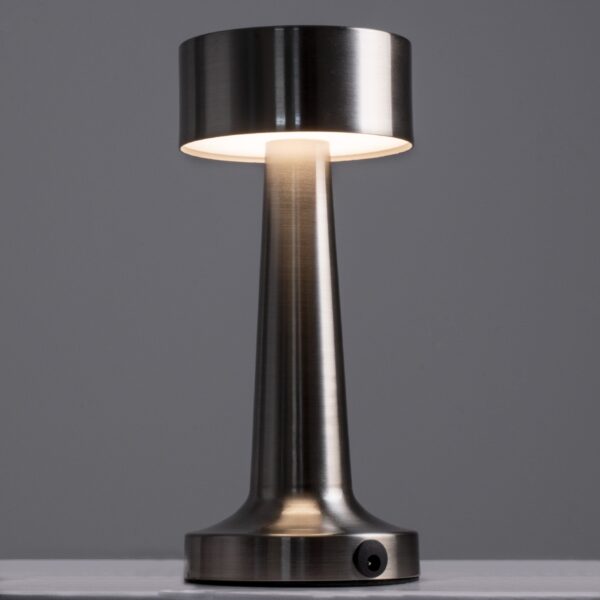 GloboStar® BELLA 76504 Μοντέρνο Επιτραπέζιο Φωτιστικό Πορτατίφ LED 1.5W 105lm 120° DC 5V Επαναφορτιζόμενο με Μπαταρία Li-ion 1800mAh – Διακόπτη Αφής με 3 Εντάσεις Φωτισμού Θερμό Λευκό 2700K Dimmable – Φ9 x 21cm – Ασημί