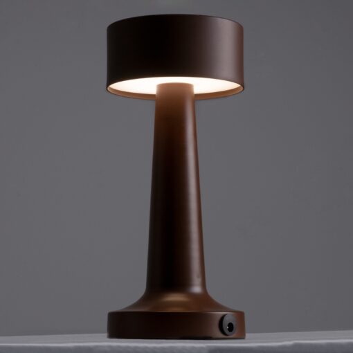 GloboStar® BELLA 76507 Μοντέρνο Επιτραπέζιο Φωτιστικό Πορτατίφ LED 1.5W 105lm 120° DC 5V Επαναφορτιζόμενο με Μπαταρία Li-ion 1800mAh – Διακόπτη Αφής με 3 Εντάσεις Φωτισμού Θερμό Λευκό 2700K Dimmable – Φ9 x 21cm – Σκούρο Καφέ