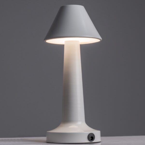 GloboStar® MOLLY 76514 Μοντέρνο Επιτραπέζιο Φωτιστικό Πορτατίφ LED 1.5W 105lm 120° DC 5V Επαναφορτιζόμενο με Μπαταρία Li-ion 1800mAh – Διακόπτη Αφής με 3 Εντάσεις Φωτισμού Θερμό Λευκό 2700K Dimmable – Φ10 x 23cm – Λευκό