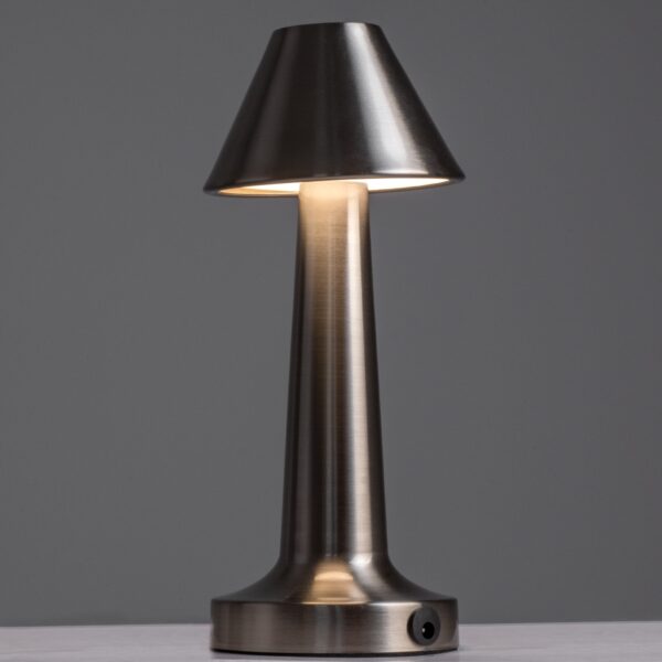 GloboStar® MOLLY 76516 Μοντέρνο Επιτραπέζιο Φωτιστικό Πορτατίφ LED 1.5W 105lm 120° DC 5V Επαναφορτιζόμενο με Μπαταρία Li-ion 1800mAh – Διακόπτη Αφής με 3 Εντάσεις Φωτισμού Θερμό Λευκό 2700K Dimmable – Φ10 x 23cm – Ασημί