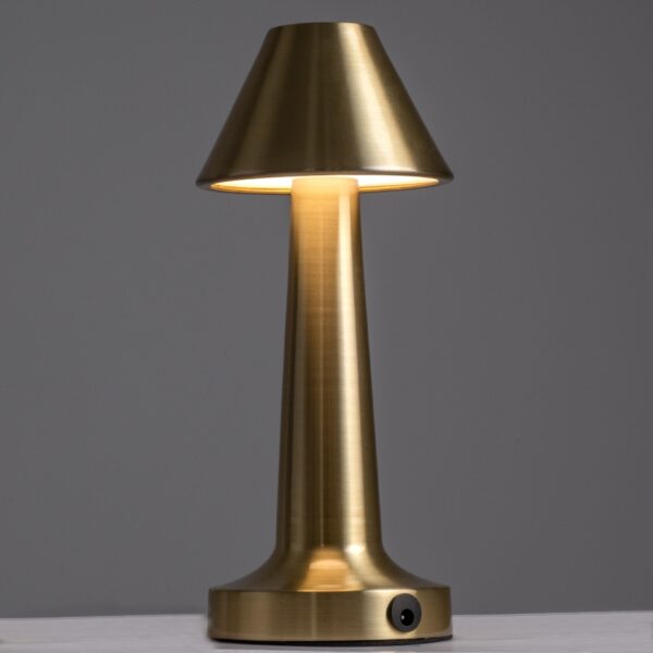 GloboStar® MOLLY 76518 Μοντέρνο Επιτραπέζιο Φωτιστικό Πορτατίφ LED 1.5W 105lm 120° DC 5V Επαναφορτιζόμενο με Μπαταρία Li-ion 1800mAh – Διακόπτη Αφής με 3 Εντάσεις Φωτισμού Θερμό Λευκό 2700K Dimmable – Φ10 x 23cm – Χρυσό