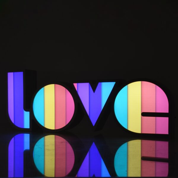 GloboStar® 76550 Μοντέρνο Επιτραπέζιο Διακοσμητικό Φωτιστικό LED Σήμανσης COLORS LOVE 2W με Διακόπτη On/Off & Καλώδιο Τροφοδοσίας USB – Μπαταρίας 3xAAA (Δεν Περιλαμβάνονται) Ψυχρό Λευκό 6000K