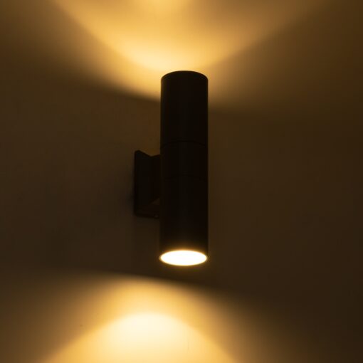 GloboStar® WALLY 77875 Φωτιστικό Τοίχου – Απλίκα Αρχιτεκτονικού Φωτισμού Εσωτερικού/Εξωτερικού Χώρου Up & Down Δίφωτο 2 x GU10 AC220-240V Αδιάβροχο IP65 – Σώμα Αλουμινίου & Tempered Glass – Μ6.4 x Π11 x Υ25cm – Ασημί – 5 Years Warranty