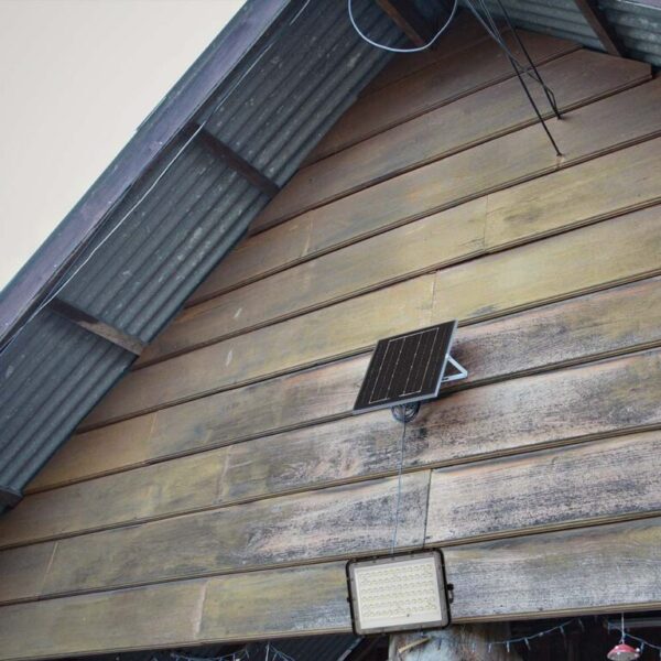 LED ηλιακός προβολέας 15W ψυχρό λευκό 6400K με μαύρο σώμα και χειριστήριο V-TAC – 7825