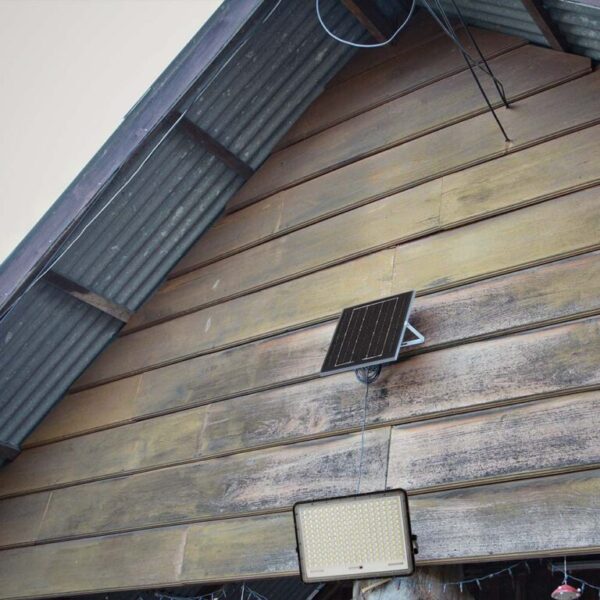 LED ηλιακός προβολέας 30W ψυχρό λευκό 6400K με μαύρο σώμα και χειριστήριο V-TAC – 7829