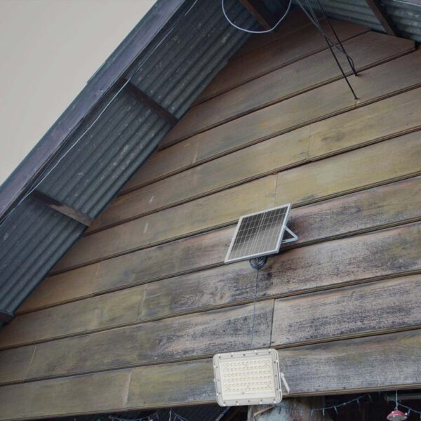 LED ηλιακός προβολέας 15W ψυχρό λευκό 6400K με λευκό σώμα και χειριστήριο V-TAC – 7843