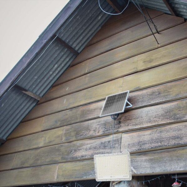 LED ηλιακός προβολέας 15W φυσικό λευκό 4000K με λευκό σώμα και χειριστήριο V-TAC – 7844