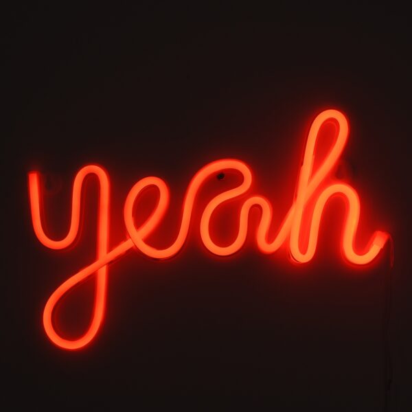 GloboStar® 78589 Φωτιστικό Ταμπέλα Φωτεινή Επιγραφή NEON LED Σήμανσης YEAH 5W με Καλώδιο Τροφοδοσίας USB – Μπαταρίας 3xAAA (Δεν Περιλαμβάνονται) – Κόκκινο