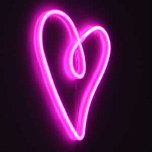 GloboStar® 78594 Φωτιστικό Ταμπέλα Φωτεινή Επιγραφή NEON LED Σήμανσης CALLIGRAPHIC HEART LINE 5W με Καλώδιο Τροφοδοσίας USB – Μπαταρίας 3xAAA (Δεν Περιλαμβάνονται) – Ροζ