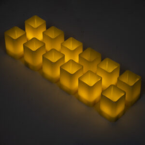 GloboStar® CANDLE 79539 ΣΕΤ 12 x Διακοσμητικά Realistic Κεράκια με LED Εφέ Κινούμενης Φλόγας – Μπαταρίας 12 x CR2032 Θερμό Λευκό 2700K Μπεζ L3.7 x W3.7 x H5.5cm