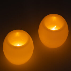 GloboStar® CANDLE 79549 ΣΕΤ 2 x Διακοσμητικά Realistic Κεράκια με LED Εφέ Κινούμενης Φλόγας – Μπαταρίας 12 x CR2032 Θερμό Λευκό 2700K Μπεζ D6 x H5cm