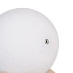 GloboStar® 79605 Επιτραπέζιο Ανάγλυφο Διακοσμητικό Φωτιστικό Φ15cm 3D MOON LIGHT LED 3.7W DC 5V με Ενσωματωμένη Μπαταρία 500mAh Li-ion Επαναφορτιζόμενο – Καλώδιο Τροφοδοσίας USB και Διακόπτη Αφής CCT Θερμό Λευκό 3000K – Ψυχρό Λευκό 6000K Dimmable