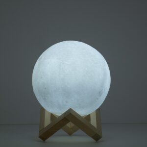 GloboStar® 79605 Επιτραπέζιο Ανάγλυφο Διακοσμητικό Φωτιστικό Φ15cm 3D MOON LIGHT LED 3.7W DC 5V με Ενσωματωμένη Μπαταρία 500mAh Li-ion Επαναφορτιζόμενο – Καλώδιο Τροφοδοσίας USB και Διακόπτη Αφής CCT Θερμό Λευκό 3000K – Ψυχρό Λευκό 6000K Dimmable