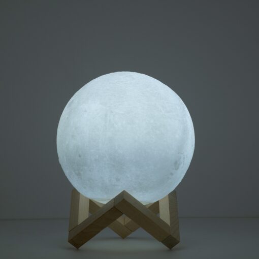 GloboStar® 79605 Επιτραπέζιο Ανάγλυφο Διακοσμητικό Φωτιστικό Φ15cm 3D MOON LIGHT LED 3.7W DC 5V με Ενσωματωμένη Μπαταρία 500mAh Li-ion Επαναφορτιζόμενο – Καλώδιο Τροφοδοσίας USB και Διακόπτη Αφής CCT Θερμό Λευκό 3000K – Ψυχρό Λευκό 6000K Dimmable