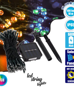 GloboStar® 85809 Διακοσμητική Γιρλάντα 10 Μέτρων με Controller 8 Προγραμμάτων Φωτισμού – 100 LED 4W με Ενσωματωμένη Μπαταρία 600mAh – Φωτοβολταϊκό Πάνελ – Αισθητήρα Ημέρας-Νύχτας – Βάση Κήπου & Σκούρο Πράσινο Καλώδιο Αδιάβροχη IP65 Πολύχρωμη RGB Μ10m