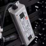 GloboStar® GOLIATH 90105 LED Προβολέας Γηπέδου – Φωτιστικό Tunnel 1000W 160000LM 75°*135° AC 100-277V Αδιάβροχο IP65 Μ62 x Π22 x Υ90cm Ψυχρό Λευκό 5000K – MeanWell Driver & LumiLEDs Chip – 5 Χρόνια Εγγύηση